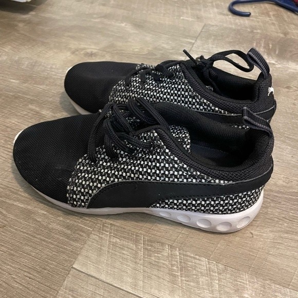 Womens Puma Athletic Shoes, Black w Checkered Design Size 6 - Picture 2 of 4